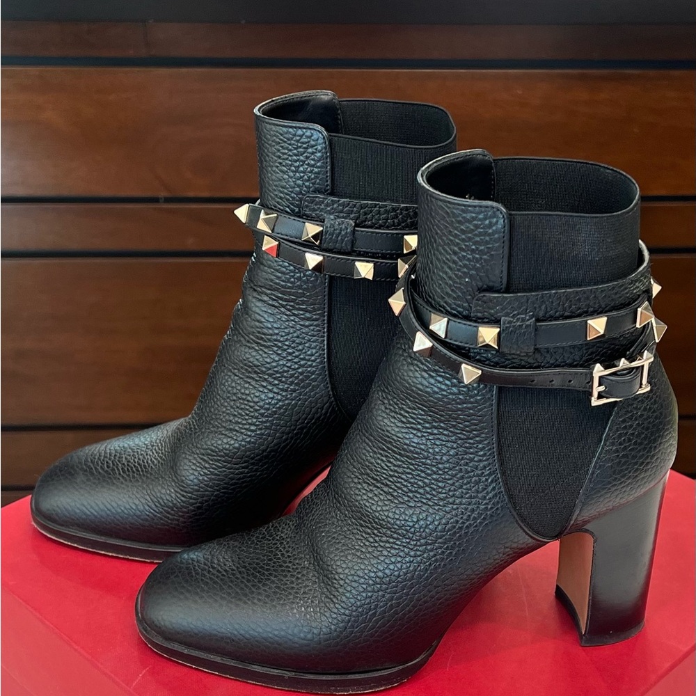 Valentino Garavani Pebbled Leather Rockstud Boots